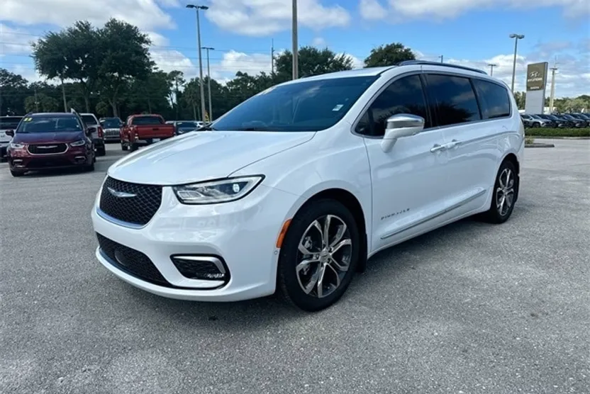 2024 Chrysler Pacifica Pinnacle photo 1