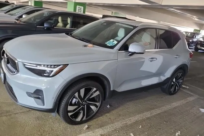 2024 Volvo XC40 Plus photo 1