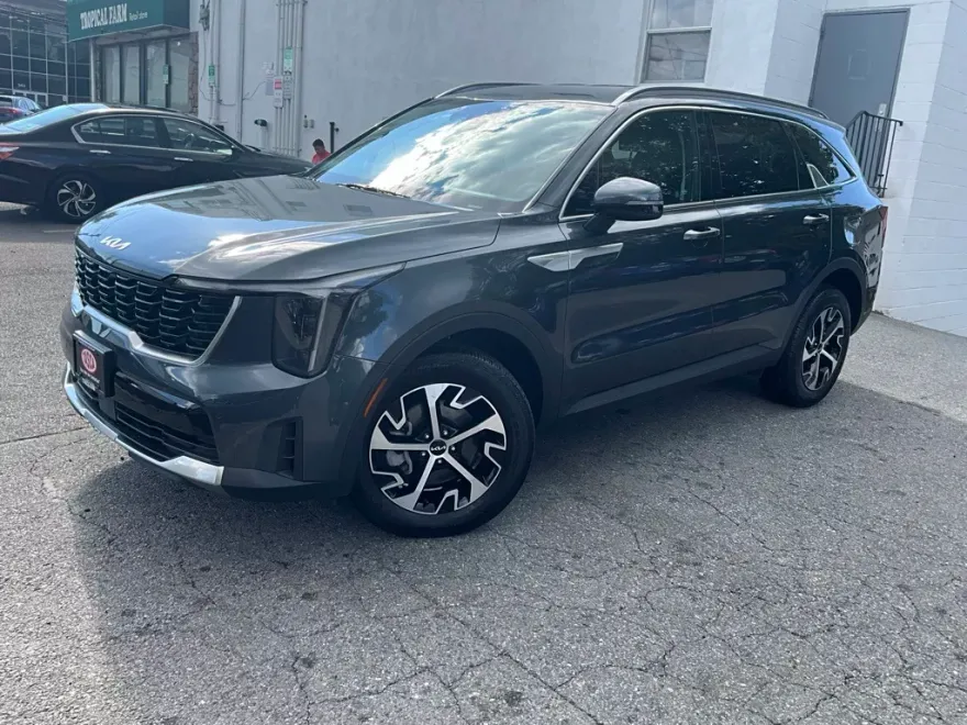 2025 Kia Sorento S photo 1