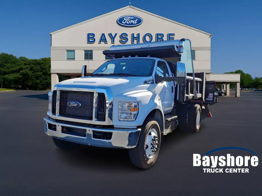 2025 Ford F-750 SuperCab photo 1