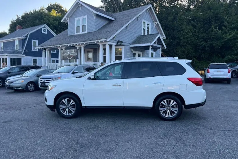 2019 Nissan Pathfinder SL photo 1