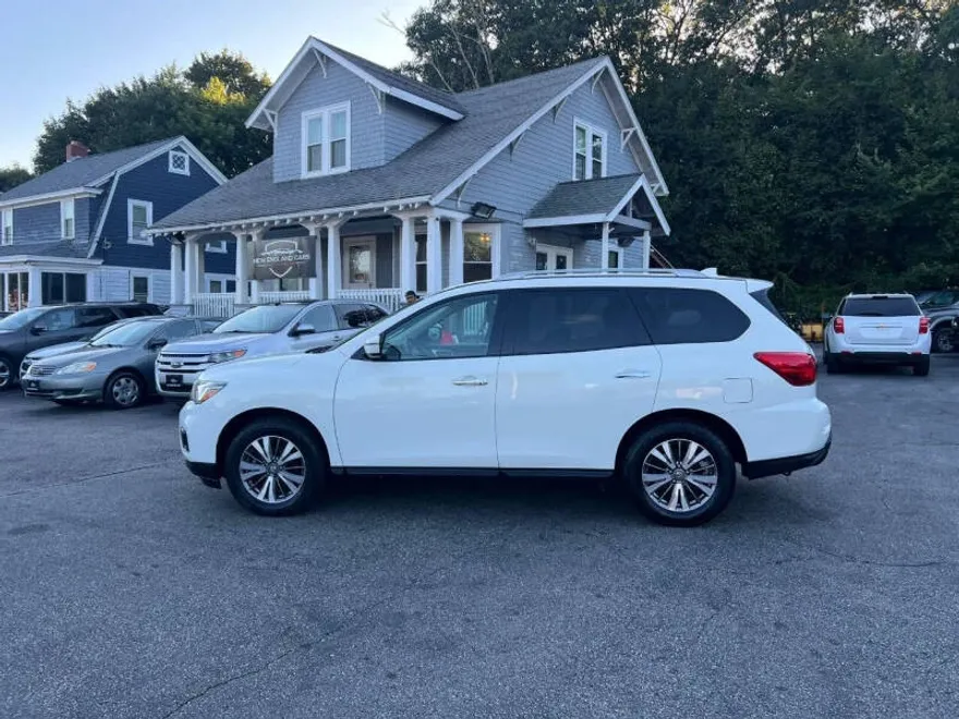 2019 Nissan Pathfinder SL photo 1