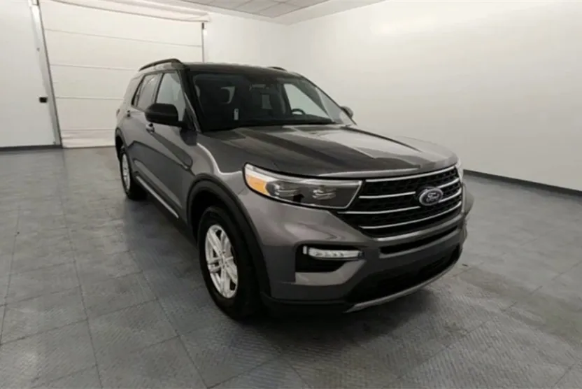 2023 Ford Explorer XLT photo 1