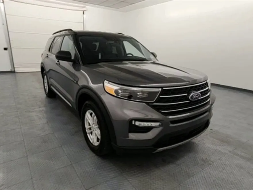 2023 Ford Explorer XLT photo 1