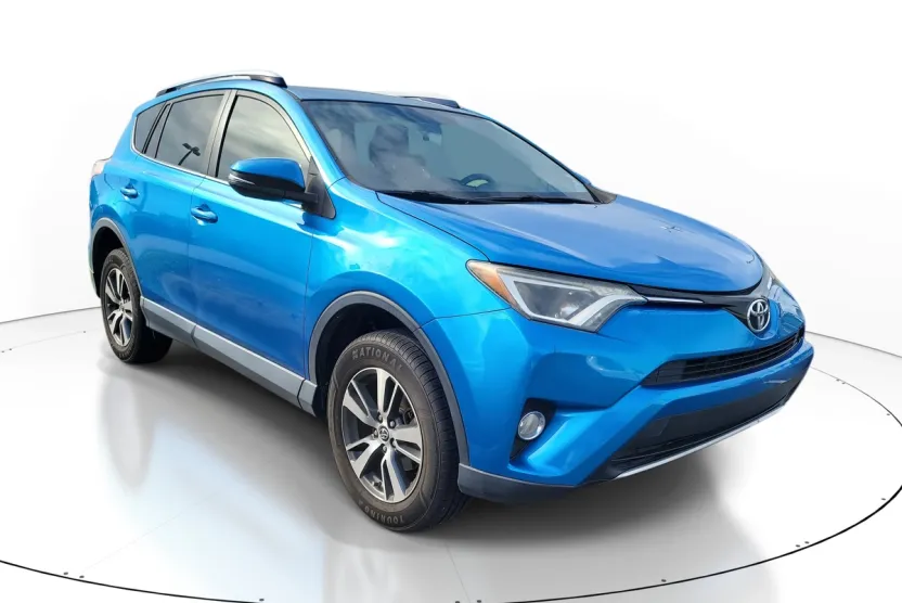 2016 Toyota RAV4 XLE photo 1