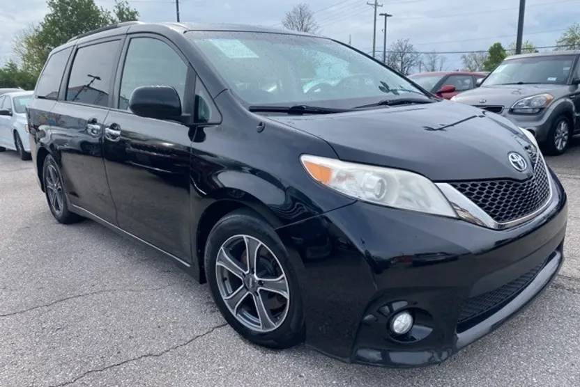 2014 Toyota Sienna SE photo 1