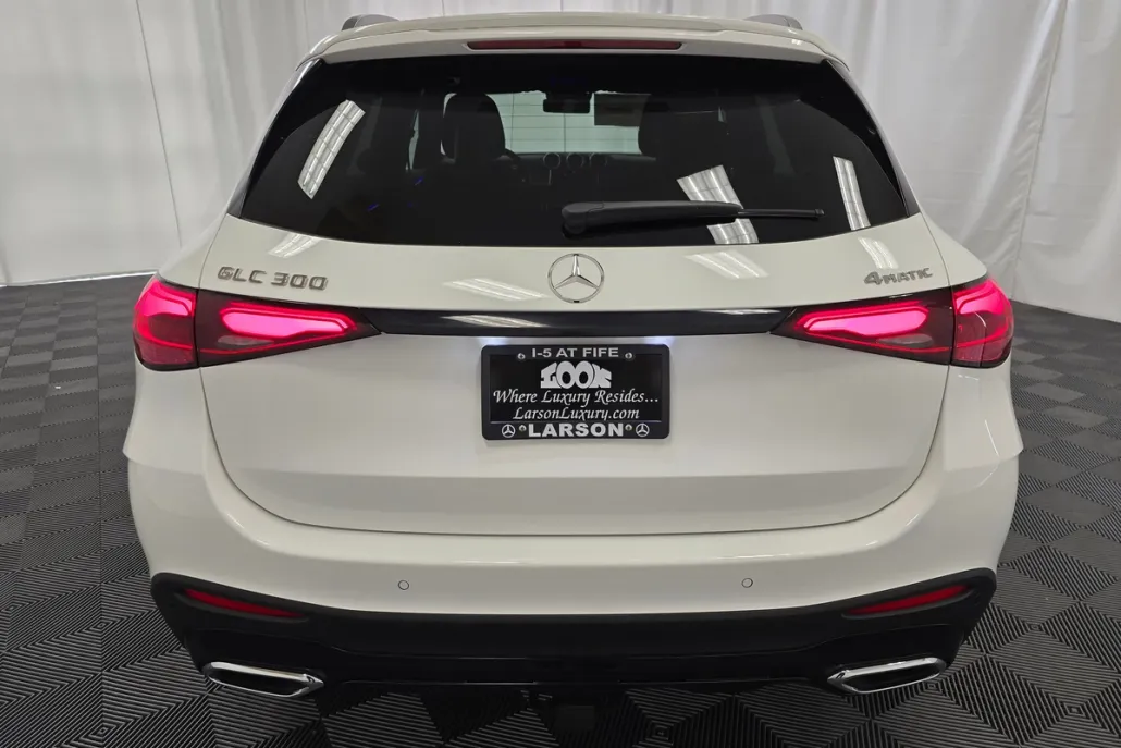 2024 Mercedes Benz GLC 300 photo 1