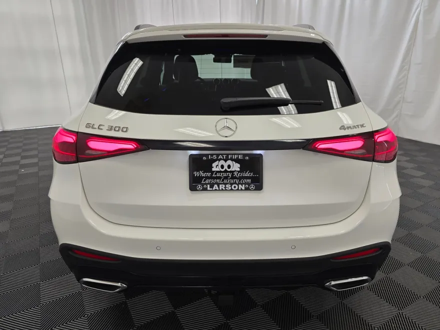 2024 Mercedes Benz GLC 300 photo 1