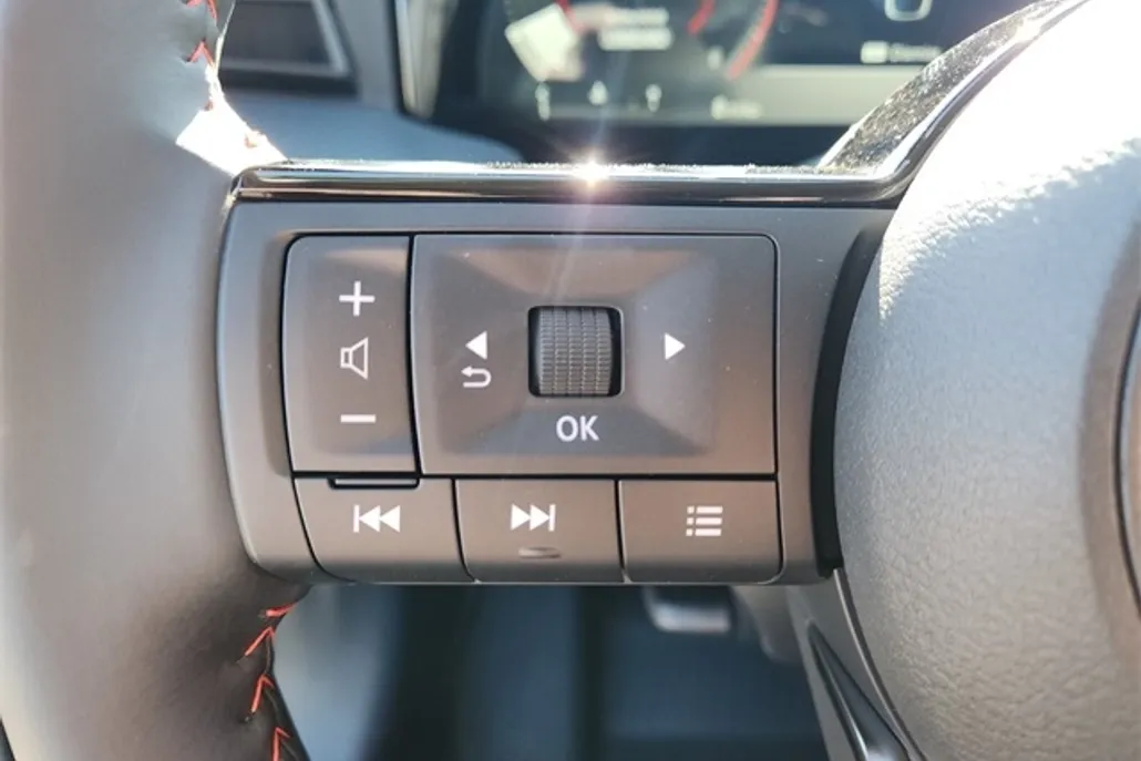 2025 Nissan Kicks SR photo 1