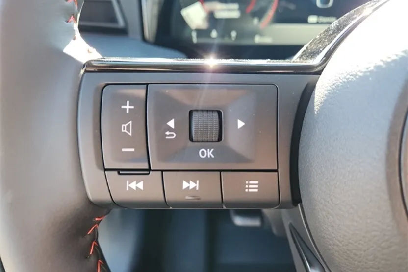 2025 Nissan Kicks SR photo 1