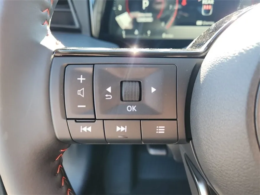 2025 Nissan Kicks SR photo 1