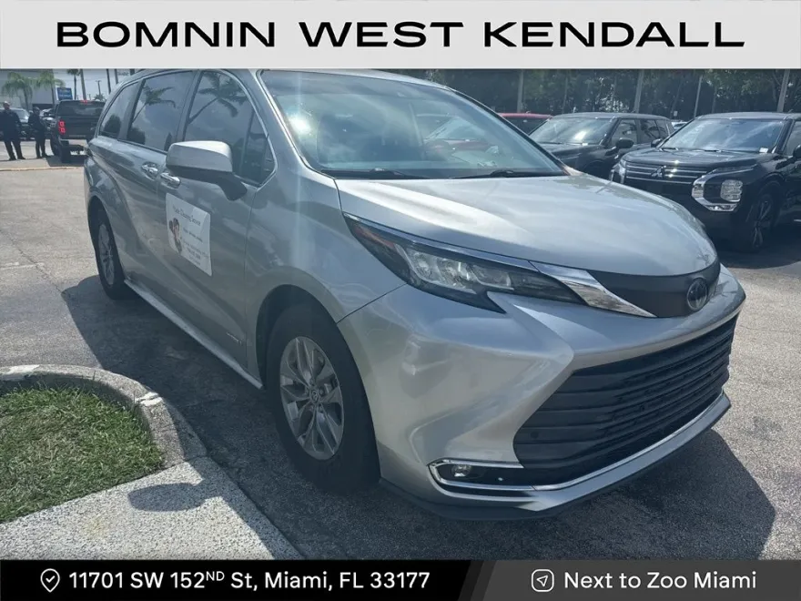 2021 Toyota Sienna XLE photo 1