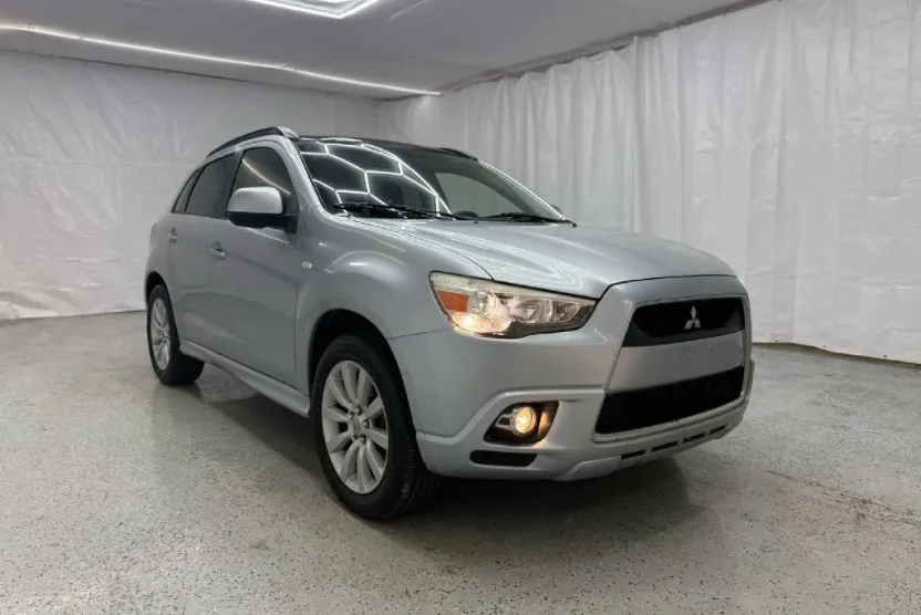 2011 Mitsubishi Outlander Sport SE photo 1