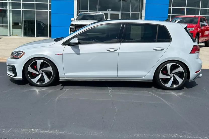 2019 Volkswagen Golf GTI SE photo 1