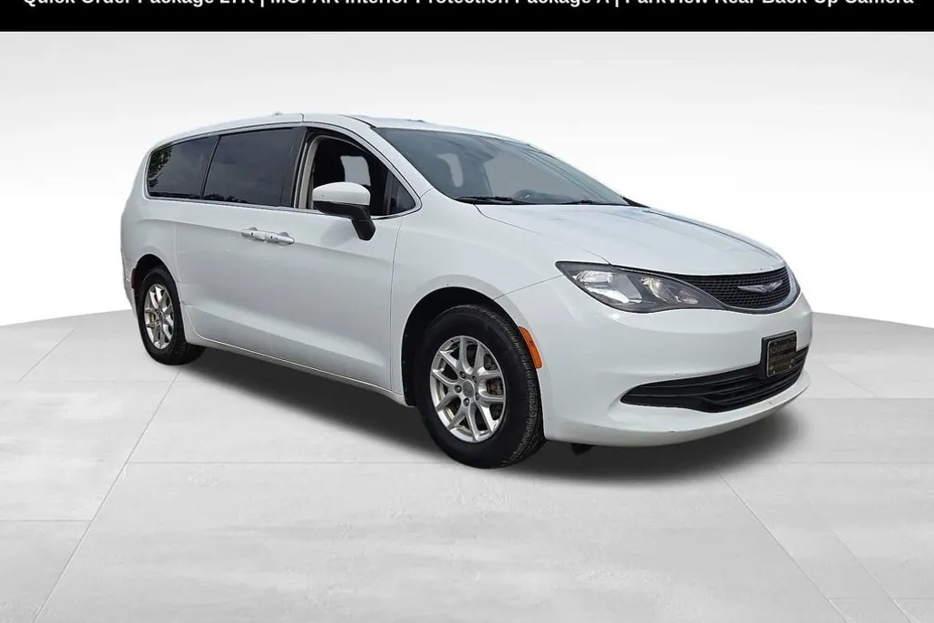2017 Chrysler Pacifica Touring photo 1