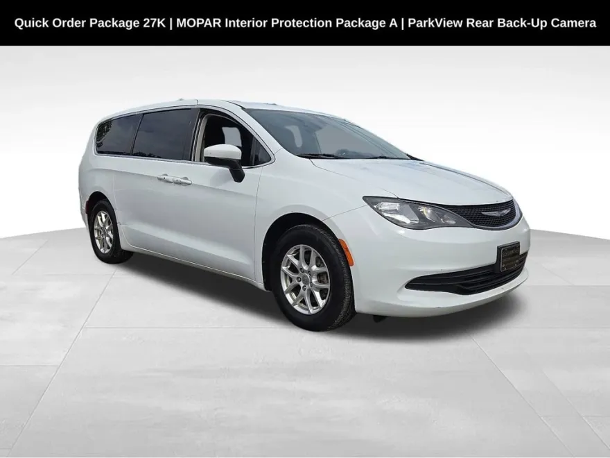 2017 Chrysler Pacifica Touring photo 1