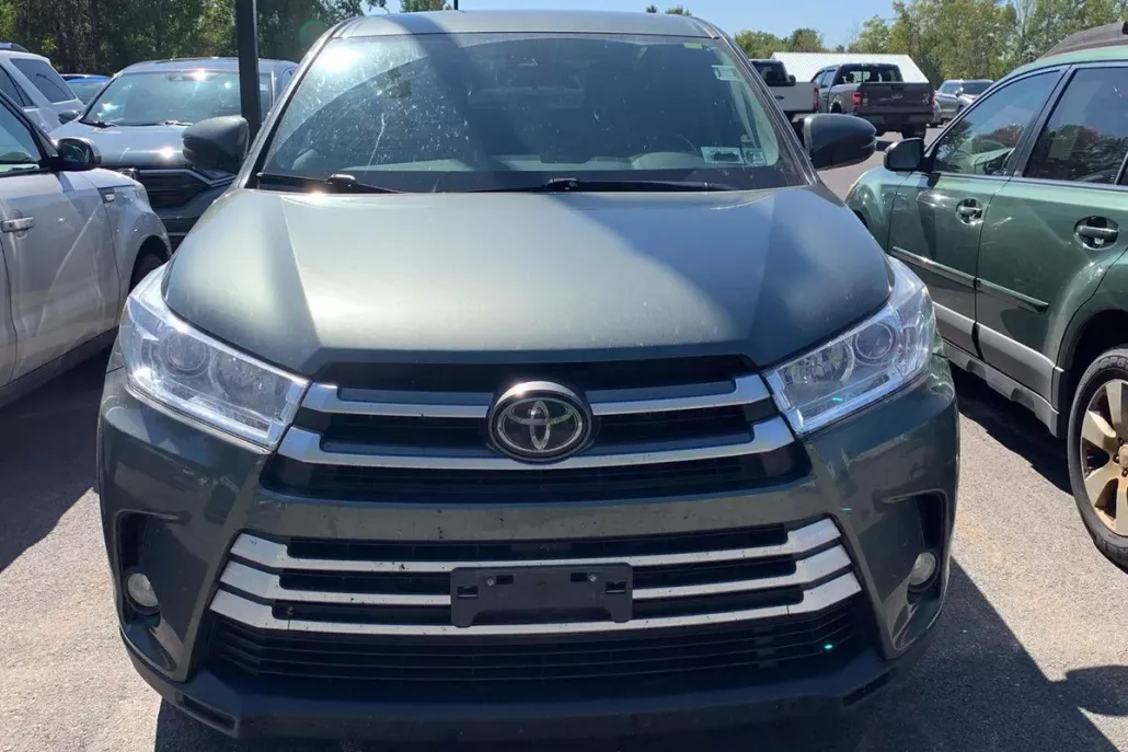 2017 Toyota Highlander LE Plus photo 1