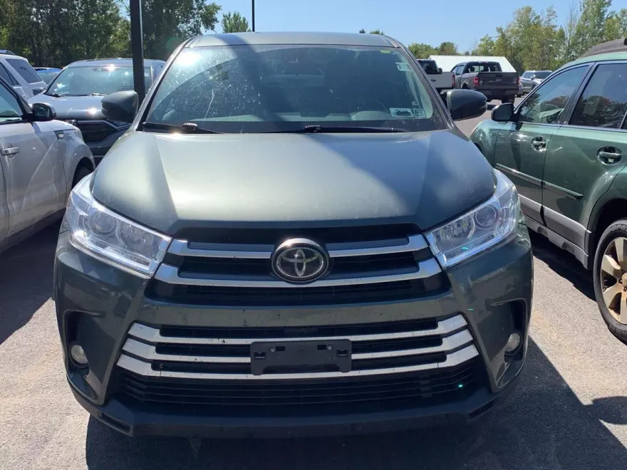 2017 Toyota Highlander LE Plus photo 1