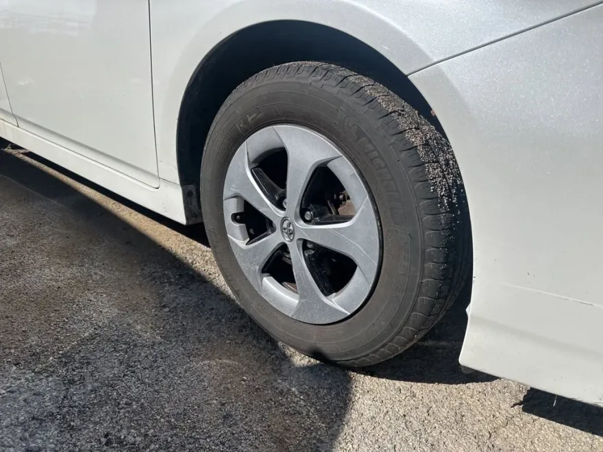 2015 Toyota Prius Four photo 1