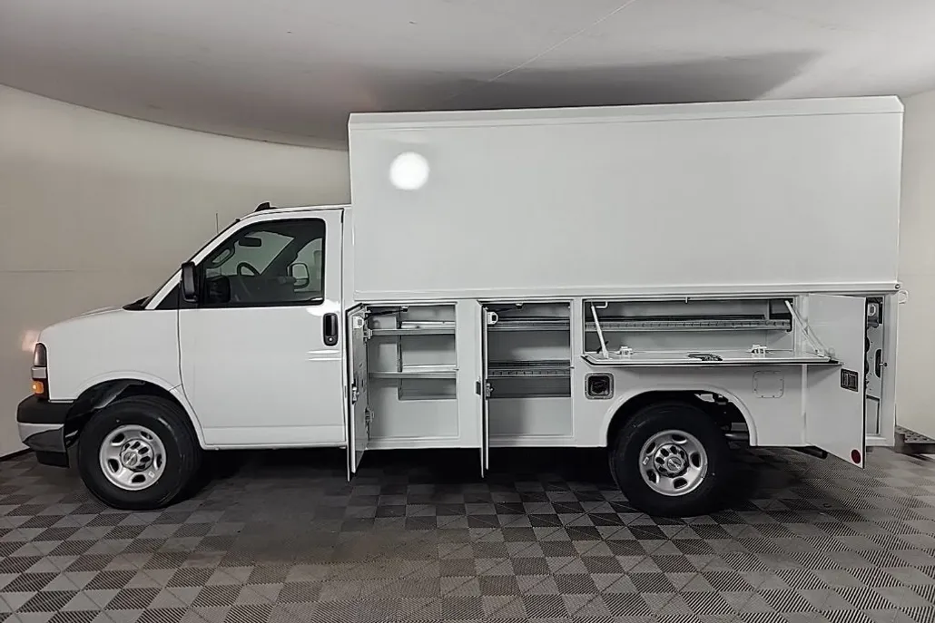 2025 Chevrolet Express Cutaway 3500 photo 1