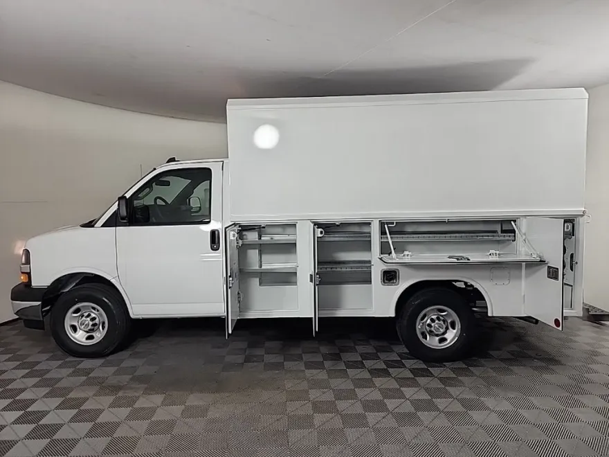 2025 Chevrolet Express Cutaway 3500 photo 1