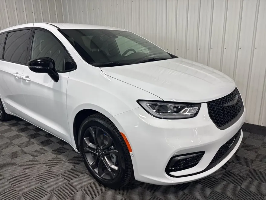 2026 Chrysler Pacifica photo 1