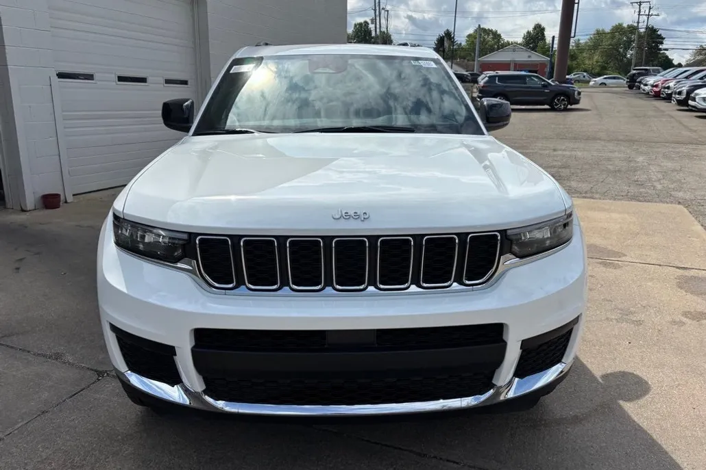 2025 Jeep Grand Cherokee Laredo photo 1
