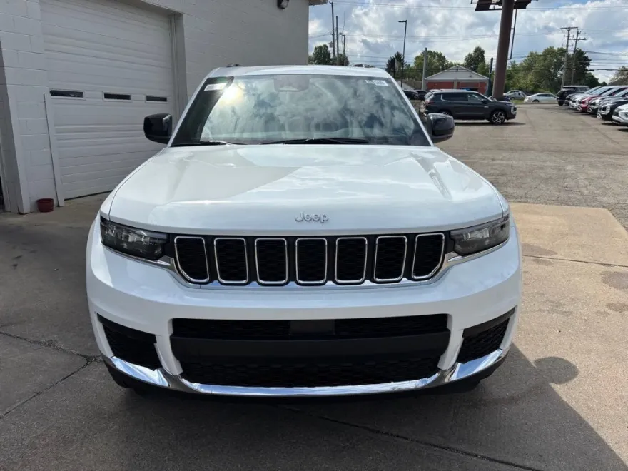 2025 Jeep Grand Cherokee Laredo photo 1
