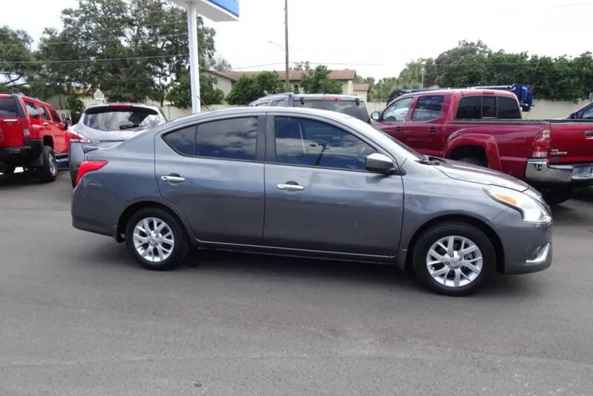 2018 Nissan Versa Plus photo 1