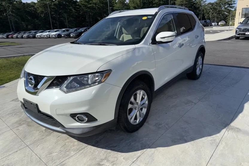 2016 Nissan Rogue SV photo 1