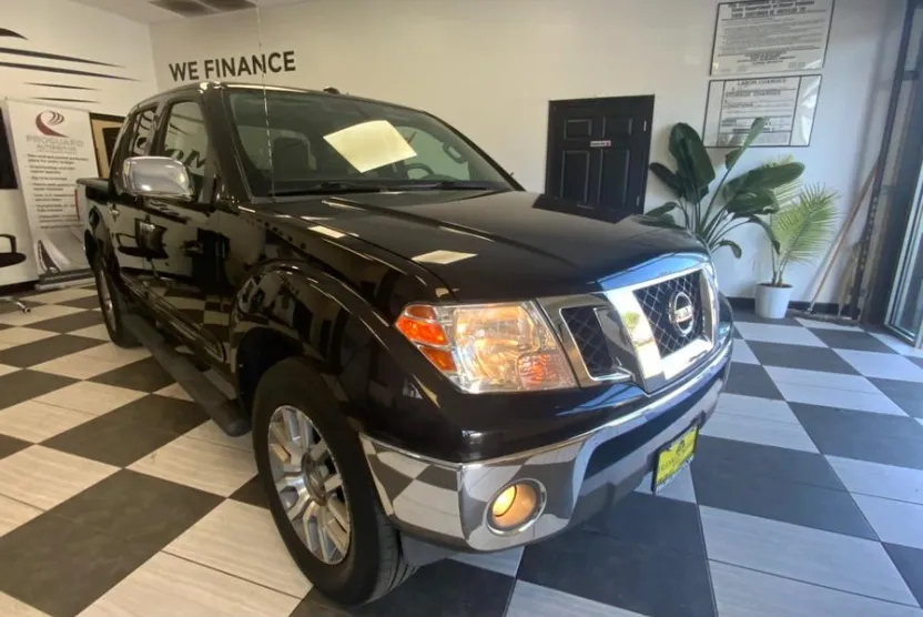 2013 Nissan Frontier Crew Cab SL photo 1