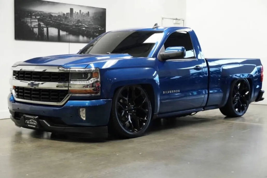 2017 Chevrolet Silverado LT photo 1