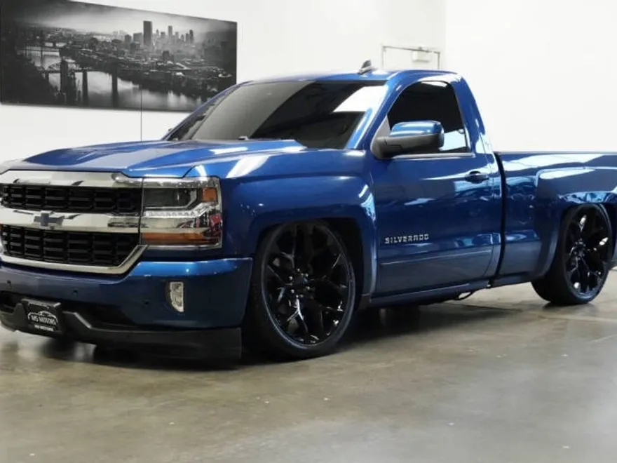 2017 Chevrolet Silverado LT photo 1