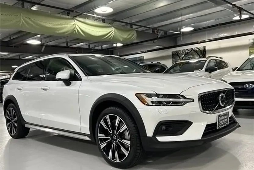 2024 Volvo V60 Cross Country B5 Ultimate photo 1
