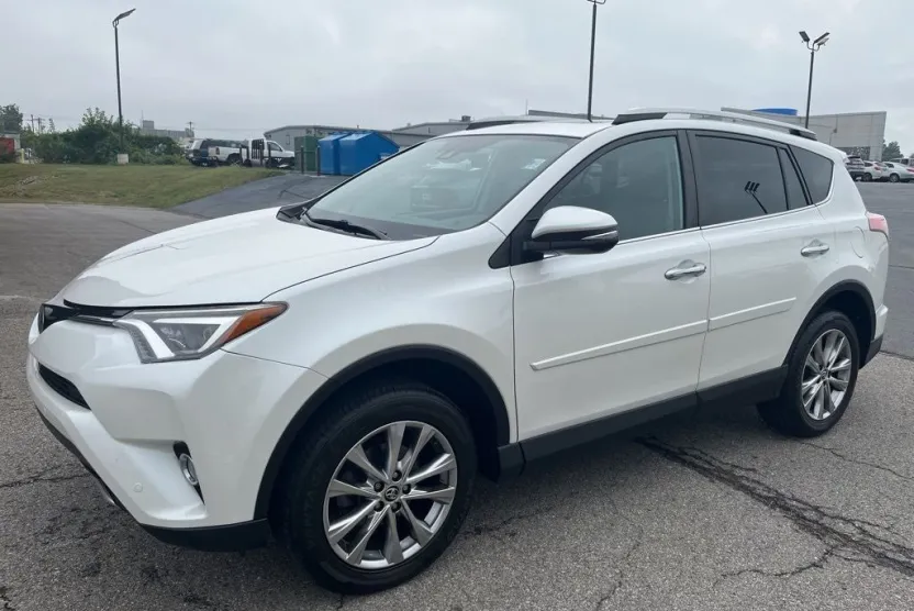 2016 Toyota RAV4 Limited photo 1