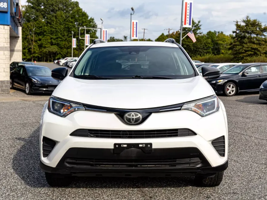 2018 Toyota RAV4 LE photo 1