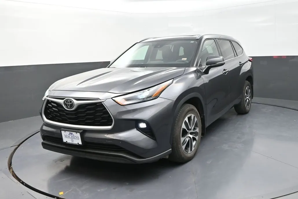 2022 Toyota Highlander XLE photo 1