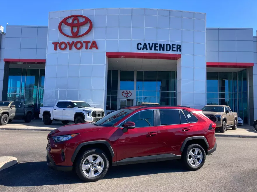 2020 Toyota RAV4 XLE photo 1