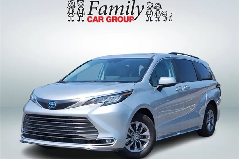 2023 Toyota Sienna XLE photo 1