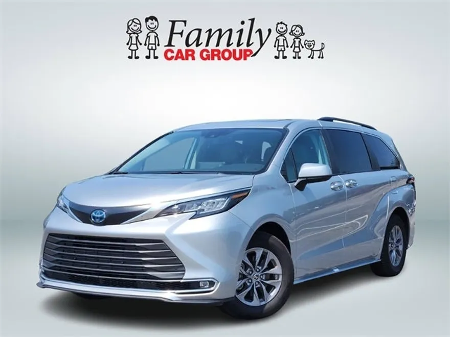 2023 Toyota Sienna XLE photo 1