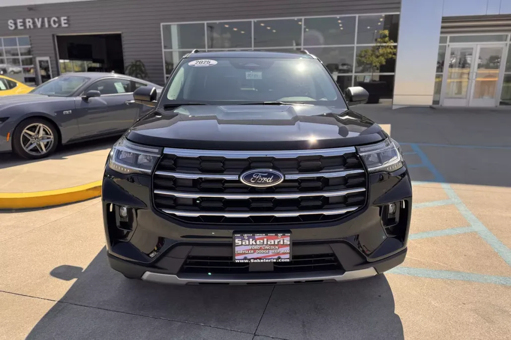 2025 Ford Explorer photo 1