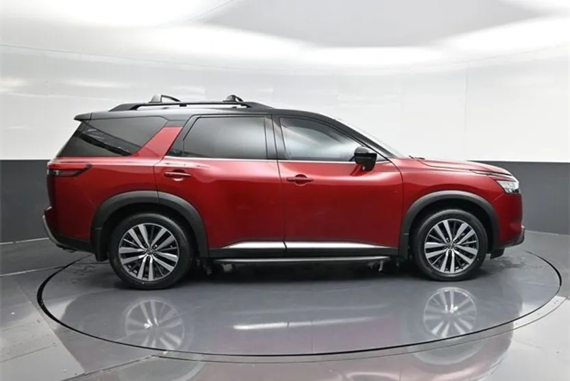 2022 Nissan Pathfinder Platinum photo 1
