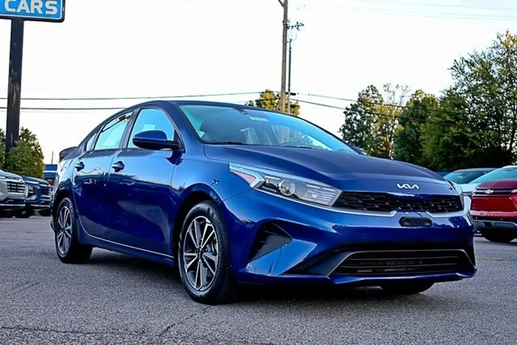 2023 Kia Forte LXS photo 1