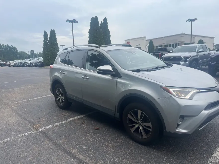 2017 Toyota RAV4 XLE photo 1