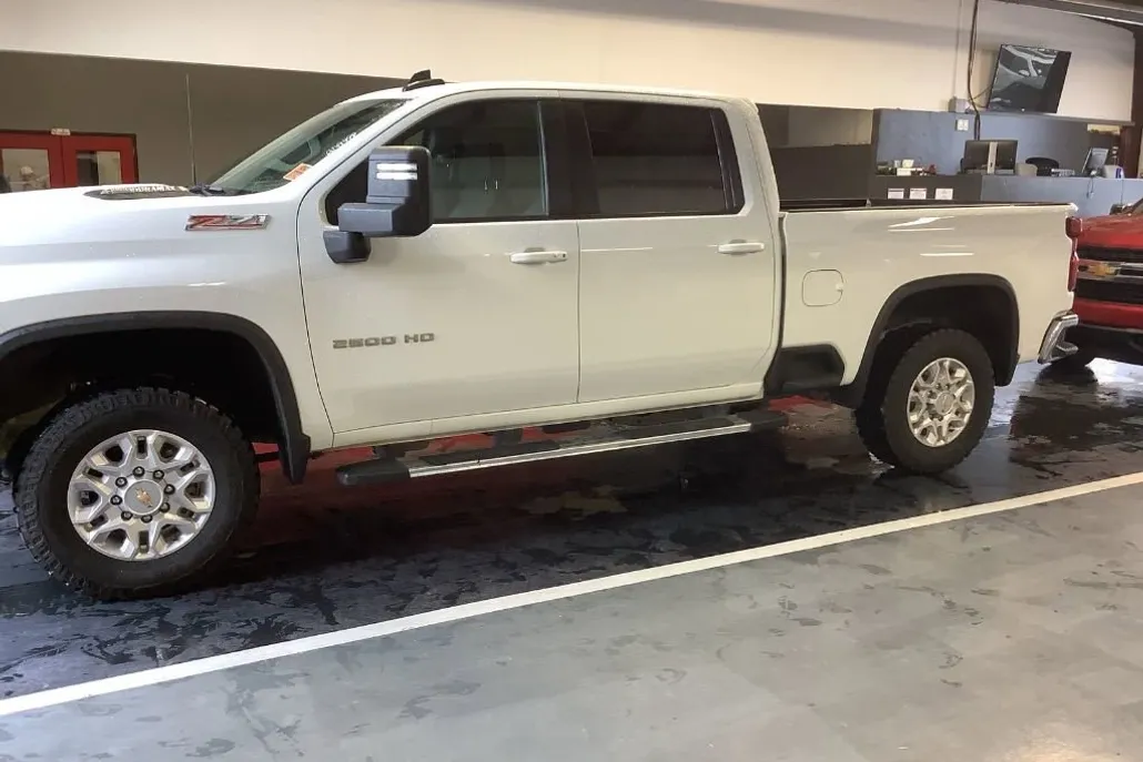 2024 Chevrolet Silverado 2500HD LT photo 1
