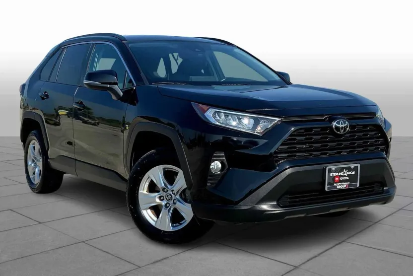 2021 Toyota RAV4 XLE photo 1