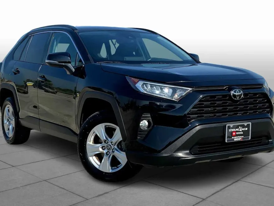 2021 Toyota RAV4 XLE photo 1