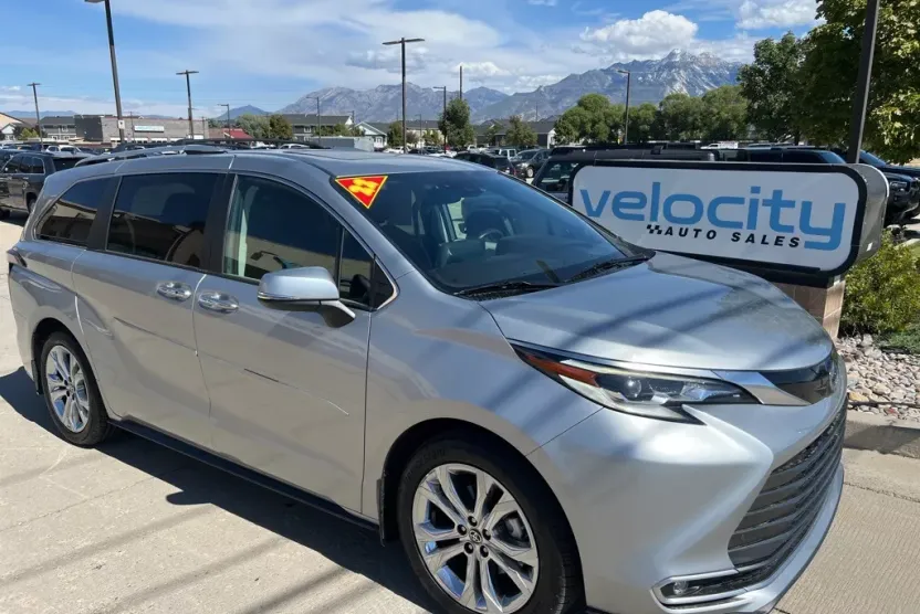 2022 Toyota Sienna Platinum photo 1