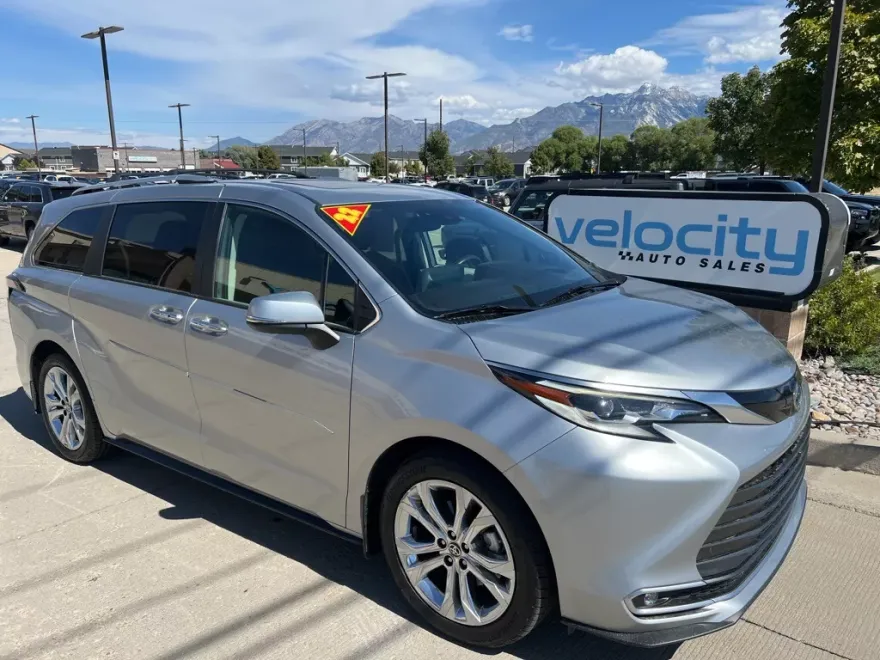 2022 Toyota Sienna Platinum photo 1