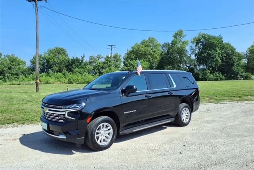 2022 Chevrolet Suburban LT photo 1